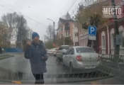 Что показал пешеход водителю на Воровского?